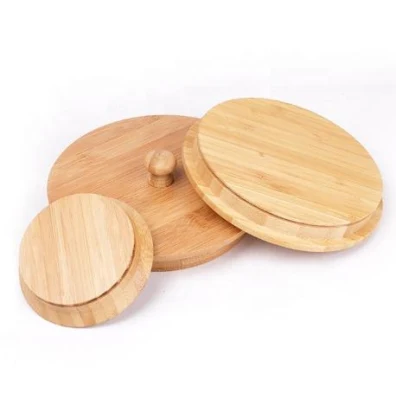 Verschiedene Deckel aus Holz für Tassen und Becher